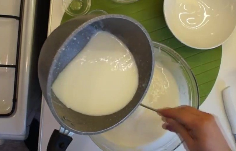 Блины на молоке нужно добавлять соду. Тесто для блинов на воде без яиц. Самое простое и вкусное тесто для блинов на воде. Тесто на блины на молоке с яйцами с дырочками. Блины с содой на воде.