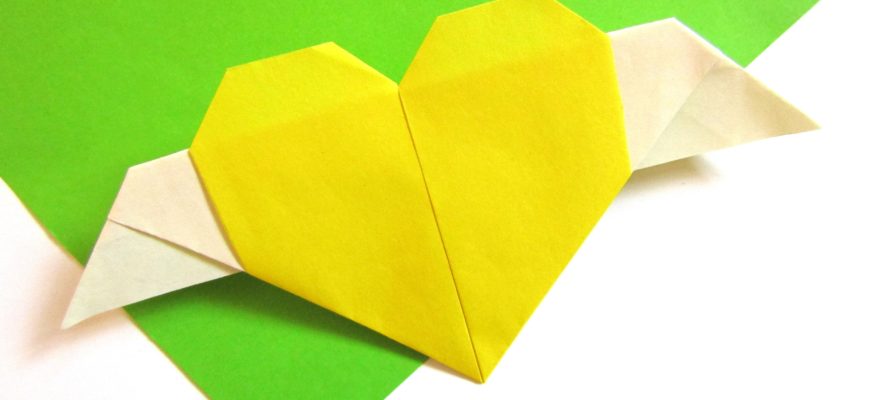Оригами сердце с крыльями из бумаги